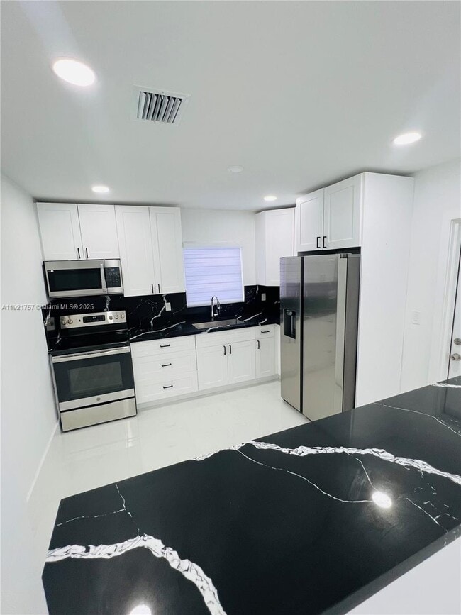 Foto del edificio - 651 SW 67th Ave