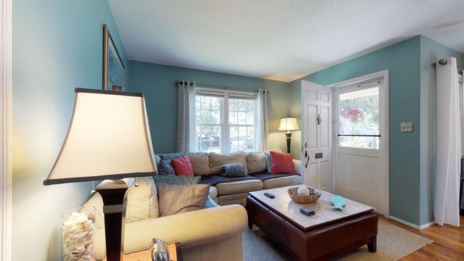 Foto del edificio - Spacious 3 Bedroom, 2 Bath Home Available ...