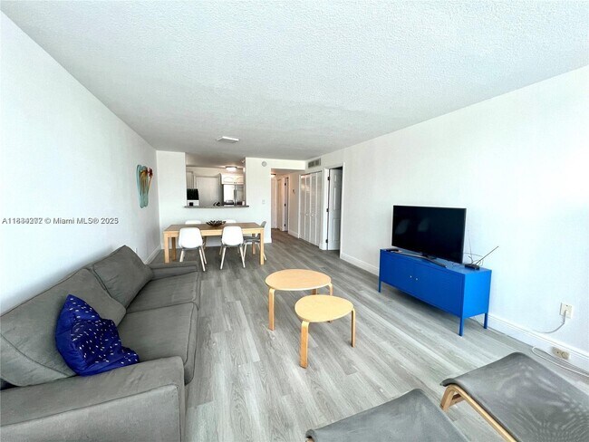 Foto del edificio - 8233 Harding Ave