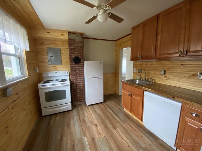 Building Photo - 11 E 5th St