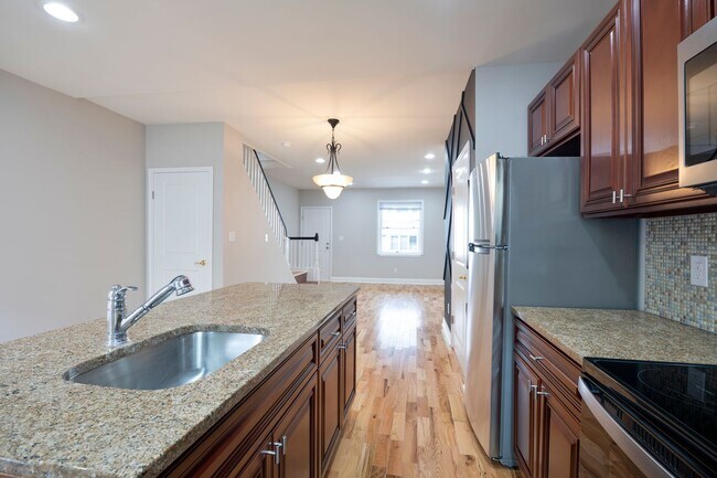 Building Photo - ???Stunning 3 Bd, 2 Bath Completely Uodate...