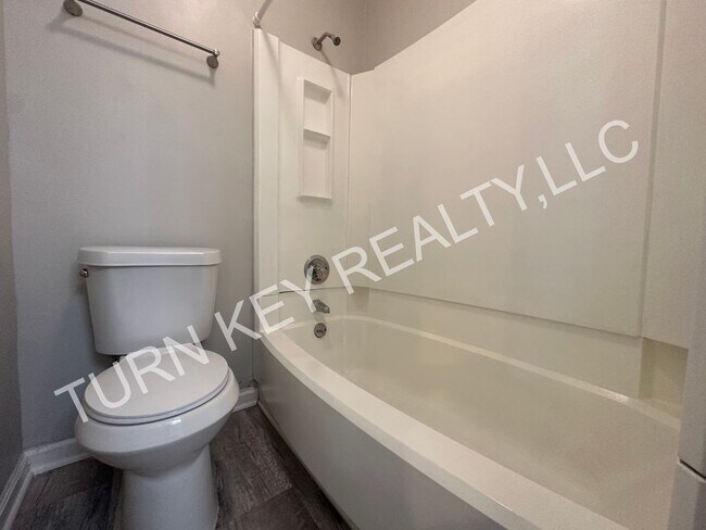 Building Photo - Townhome for rent in Valley Crest Birmingham
