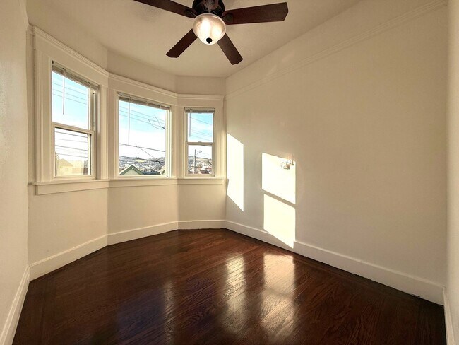 Foto del edificio - Spacious Home on a Quiet Cul-de-sac Near Little Hollywood