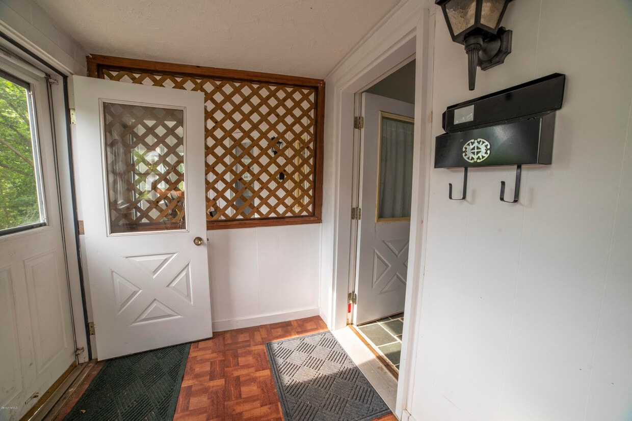 Private enclosed porch - 27 Forrest St