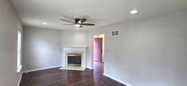 Foto del edificio - Beautiful 3 bedroom 2.5 bathroom END Unit ...