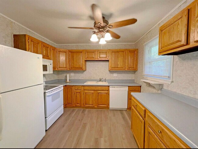 Building Photo - 1911 W White Oak Dr