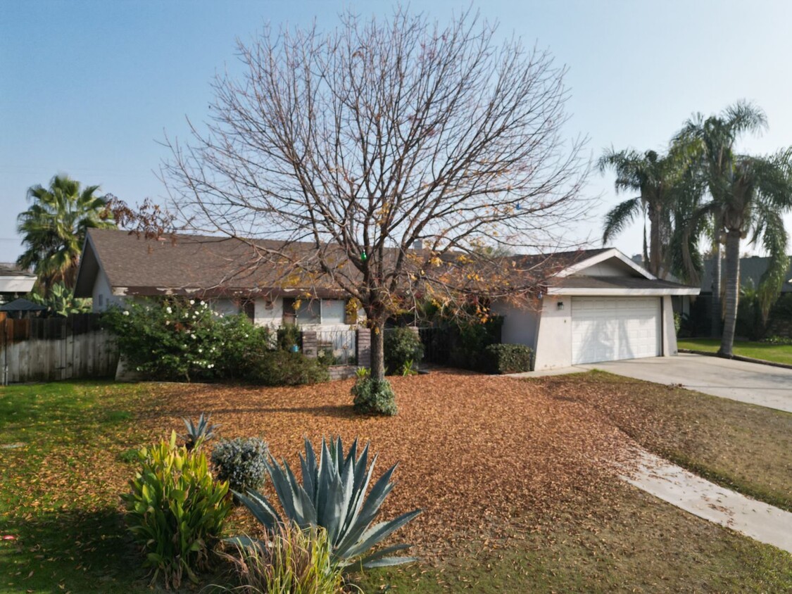 Foto principal - Charming 3-Bedroom, 2-Bath Home in Bakersf...