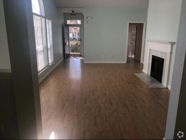 Building Photo - 1715 Crystal Lake Dr