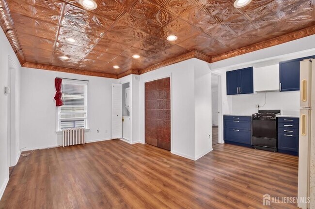 Building Photo - 127 S Pine Ave