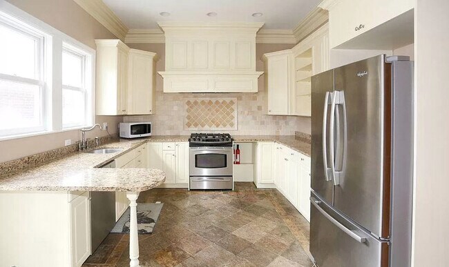 Chef's Kitchen - 2039 W Homer St