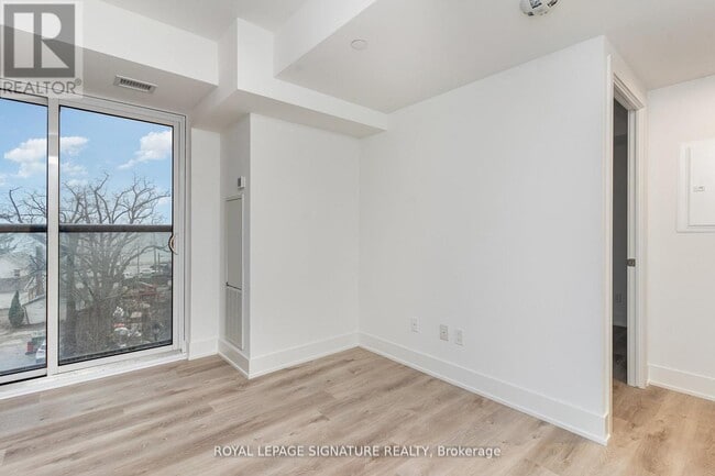 Building Photo - 370 Martha St