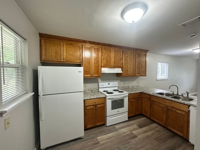 Building Photo - 2 bed/ 2 bathroom Duplex in the heart of V...