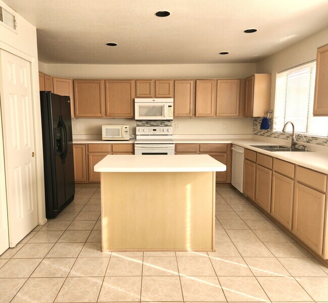 Foto del edificio - SPACIOUS NORTH PHOENIX RENTAL WITH LOFT AND RATE 3-CAR GARAGE