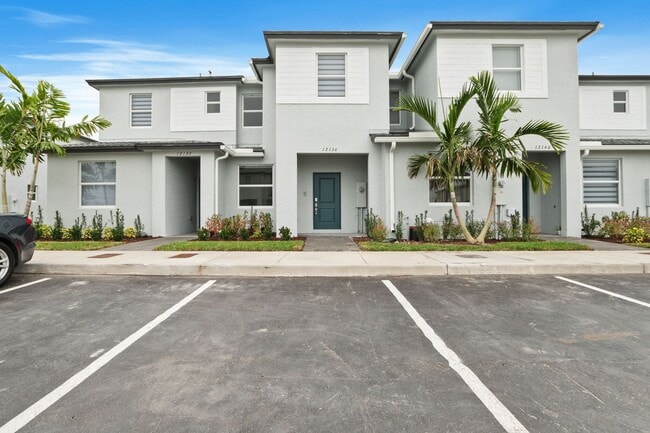 Modern 3-Bedroom Townhome with Private Backyard in Homestead - Modern 3-Bedroom Townhome with Private Backyard in Homestead