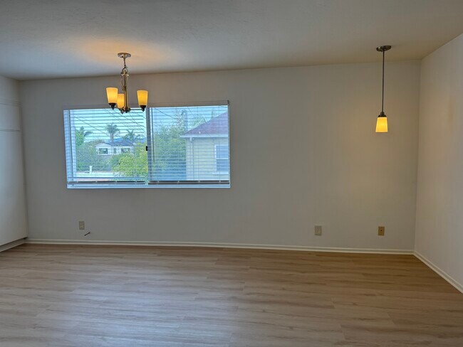 Building Photo - 1047 Ocean Park Blvd