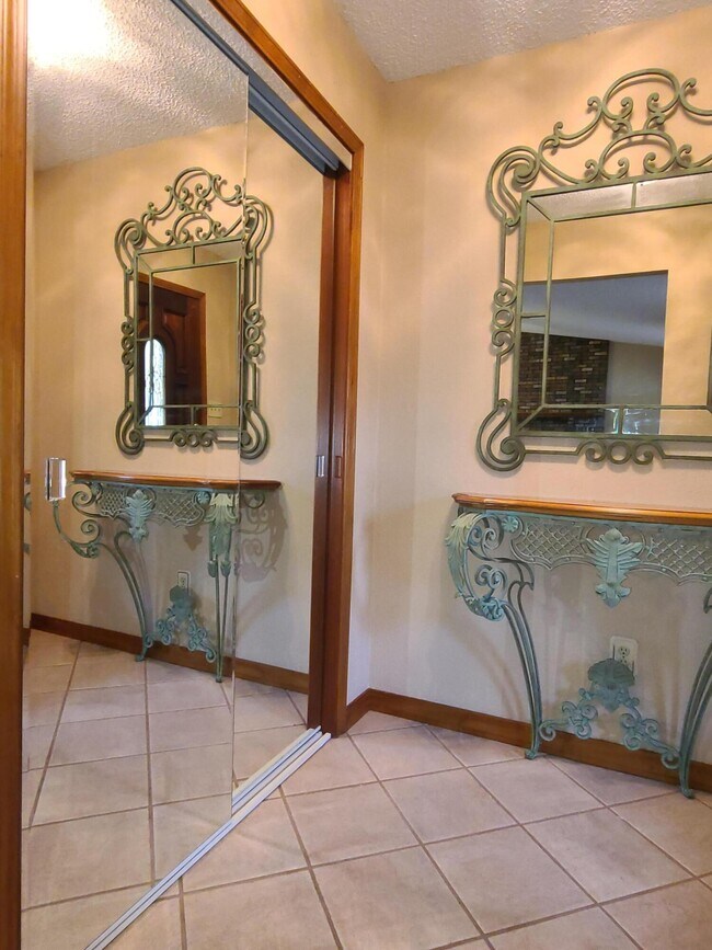 Building Photo - 2701 Sunrunner Ln