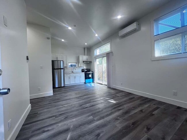 Building Photo - 724 37th St