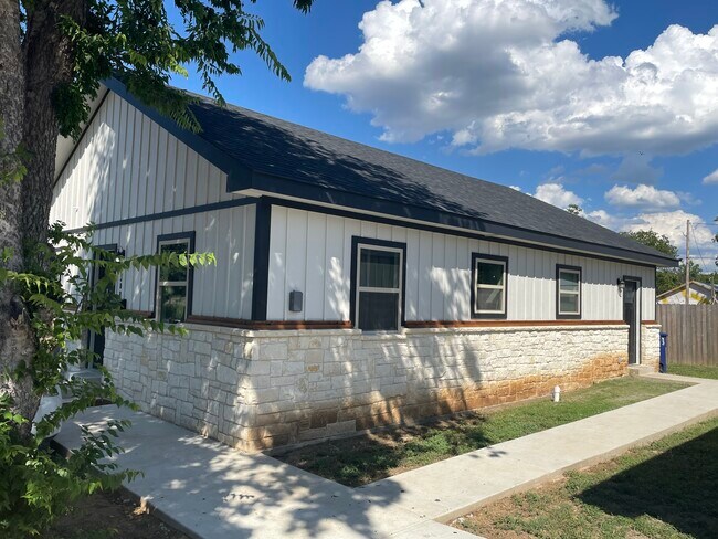 Building Photo - 1208 Brady Ave