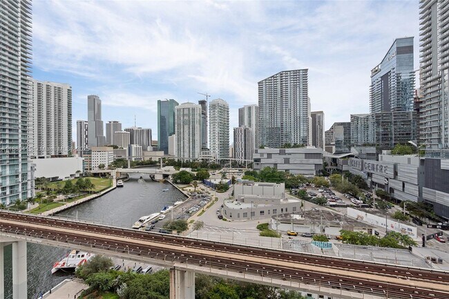 Foto del edificio - 690 SW 1st Ct