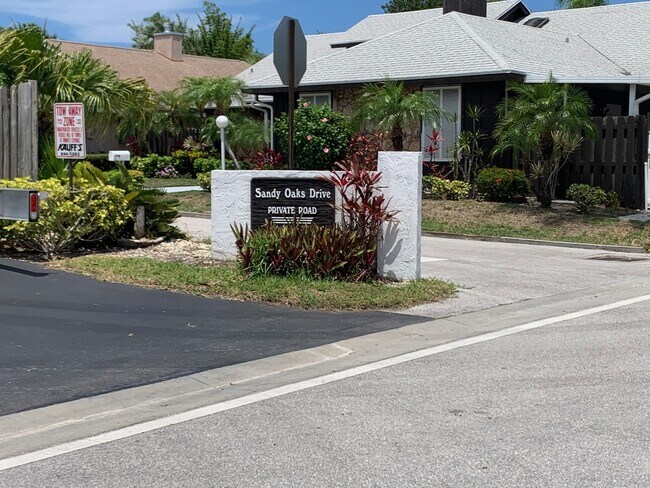 Foto del edificio - 905 Sandy Oaks Dr