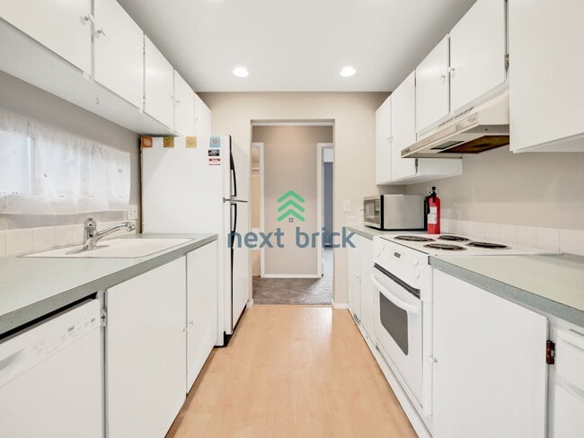 Building Photo - Sun-Filled Ground-Floor Corner Unit Minutes from Downtown Bellevue