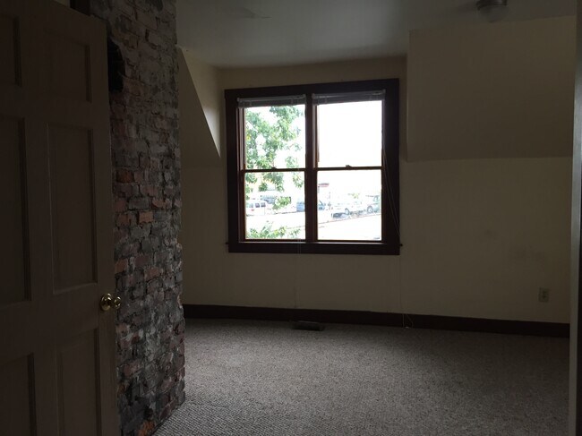 Building Photo - 906 Stewart St