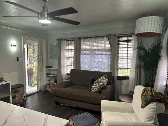 Foto del edificio - 2832 S Mansfield Ave