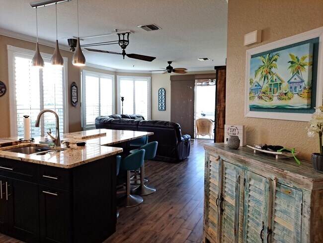 Foto del edificio - 3BR 2BA BOUCHELLE ISLAND GROUND FLOOR COND...