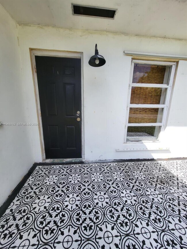 Foto del edificio - 1998 NE 135th St