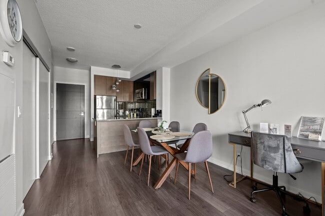 Photo du bâtiment - 160 Eglinton Ave E