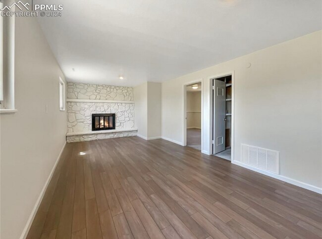 Building Photo - 555 Avenida Del Cielo