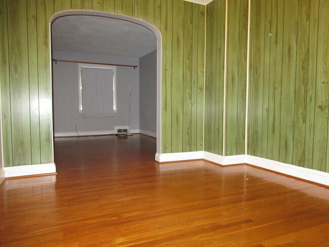 Building Photo - Charming 3 Bedroom/1 Bathroom Townhome with Finished Basement in New Northwood, MD!