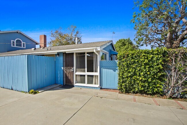 Foto del edificio - Coastal Living in Westside Costa Mesa – Updated 3-Bed Front Unit