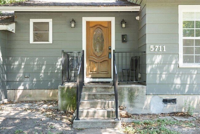 Foto del edificio - 5711 Chesterfield Ave