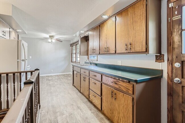 Foto del edificio - 5762 W Broadway Ave, Crystal, MN, 55428