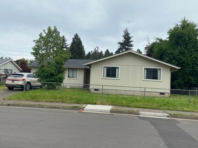 New Paint & Flooring. Large yard and over... - New Paint & Flooring.  Large yard and over... House