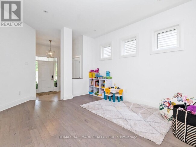 Building Photo - 539 Compass St