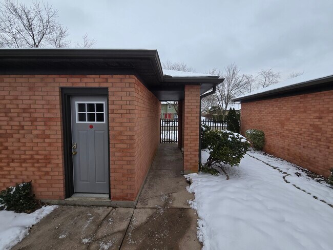 Building Photo - Oakridge!  Beautiful 2 Bed, 3 Bath BUNGALOW * Garage * Finished Bsmt * AVAIL NOW