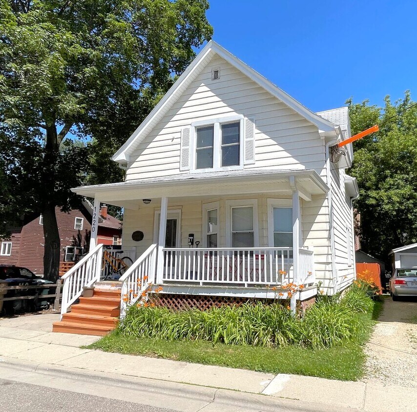 Foto principal - 1220 St James Ct