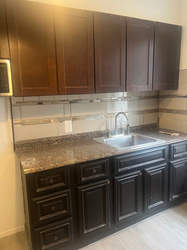 Foto del edificio - 407 E 96th St