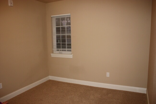 Building Photo - 102 Grandview Ct