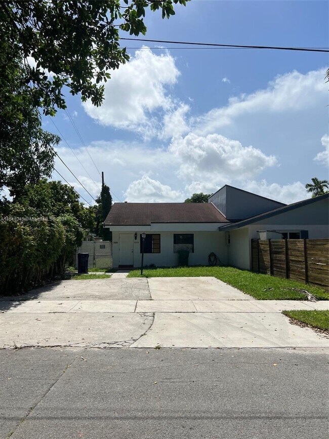 Foto del edificio - 1040 SW 82nd Ct