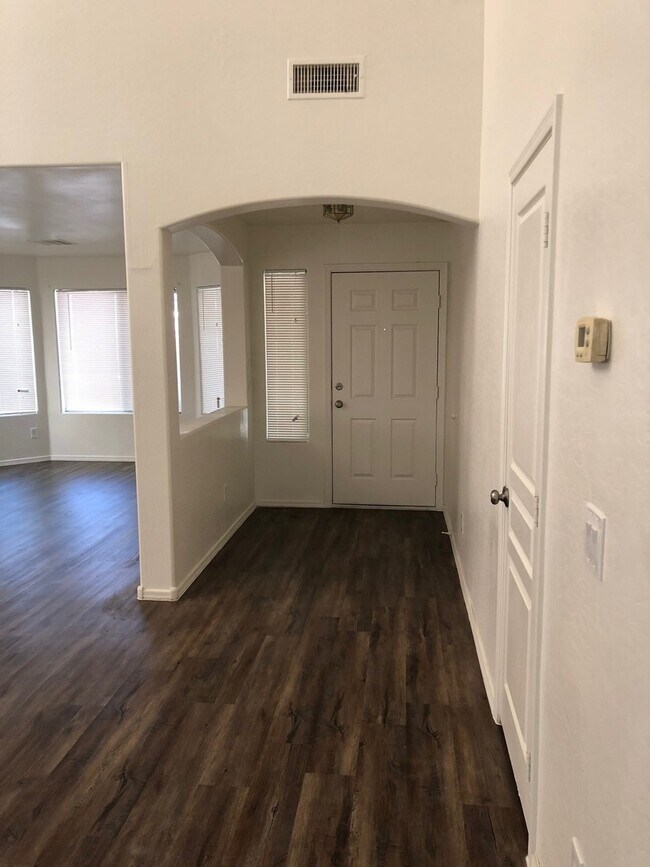 Foto del edificio - Massive 4 bedroom- 3 car garage- Large loft- Maricopa