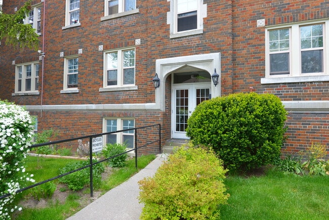 Building Photo - 2 Connaught Circle
