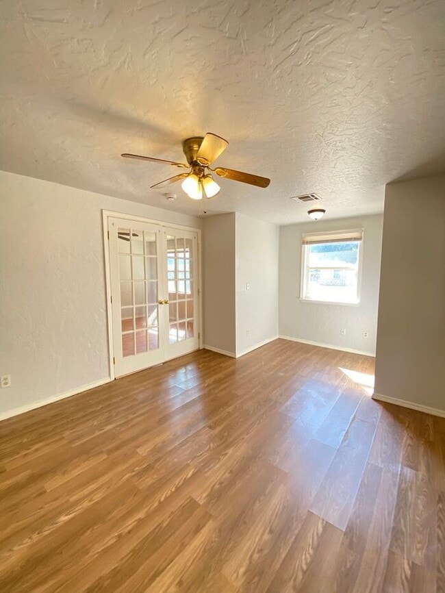 Building Photo - 2 bed 1 bath plus BONUS ROOM in Del City