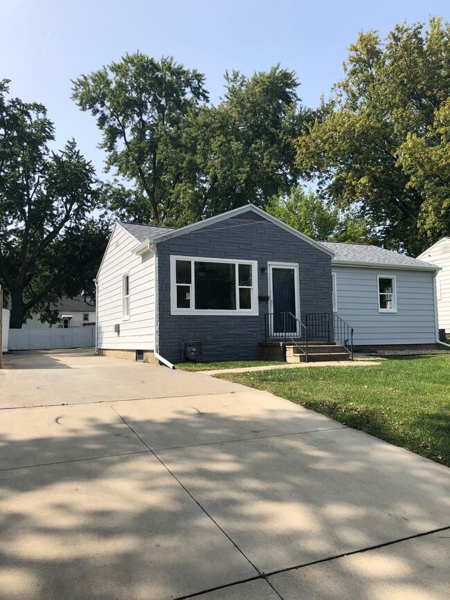 Building Photo - Completely Updated 3 Bed, 1 bath with larg...