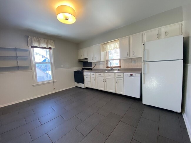 Building Photo - WE HAVE A CUTE & CLASSY RENTAL ON 16TH!