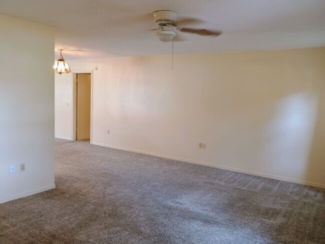 Foto del edificio - Pool. Privacy. Perfect location. Available...