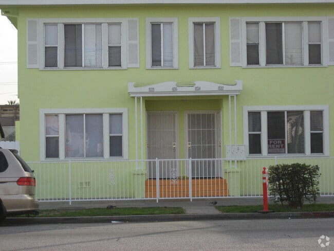 Building Photo - 828 E 10th St