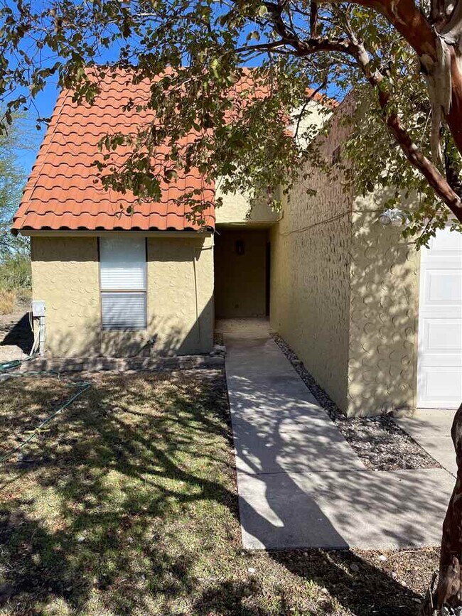 Building Photo - 905 Lago Vista Dr